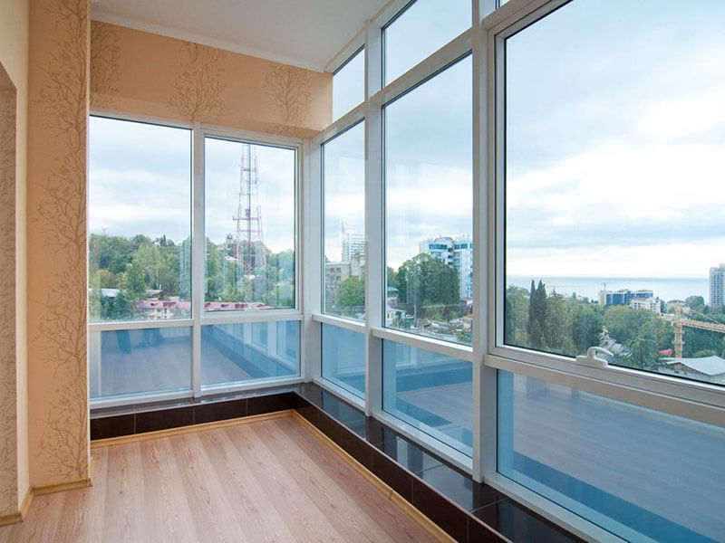 Чи можна зробити на балконі вікна у підлогу?